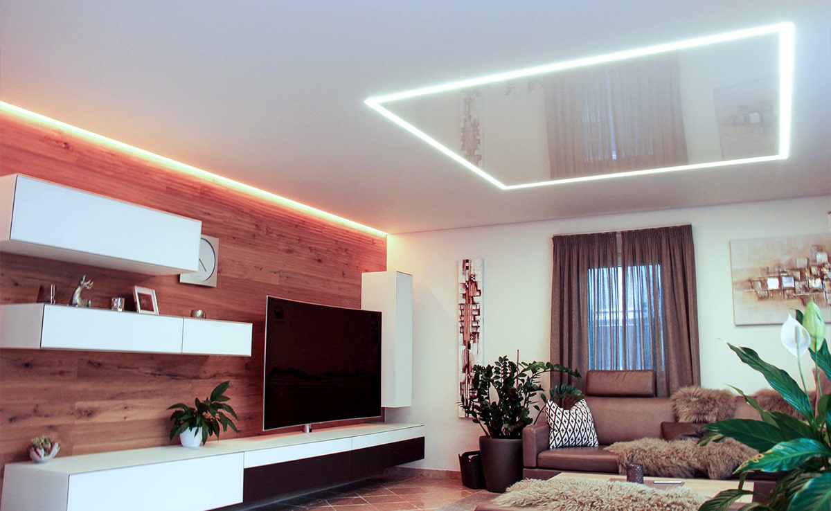 Spanndecke Wohnzimmer hochglanz Lichtprofil