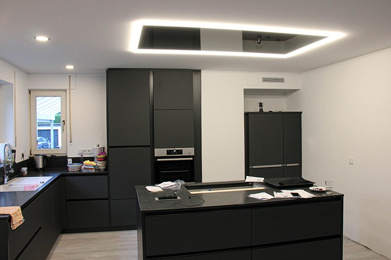 Galerie Spanndecke Küche weiss schwarz Lackspanndecke Lichtprofil Beleuchtung