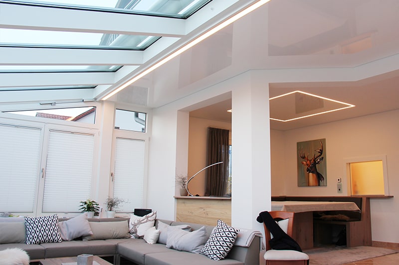 Galerie Spanndecke Esszimmer hochglanz und Deckenfeld mit Lichtschiene über Esstisch