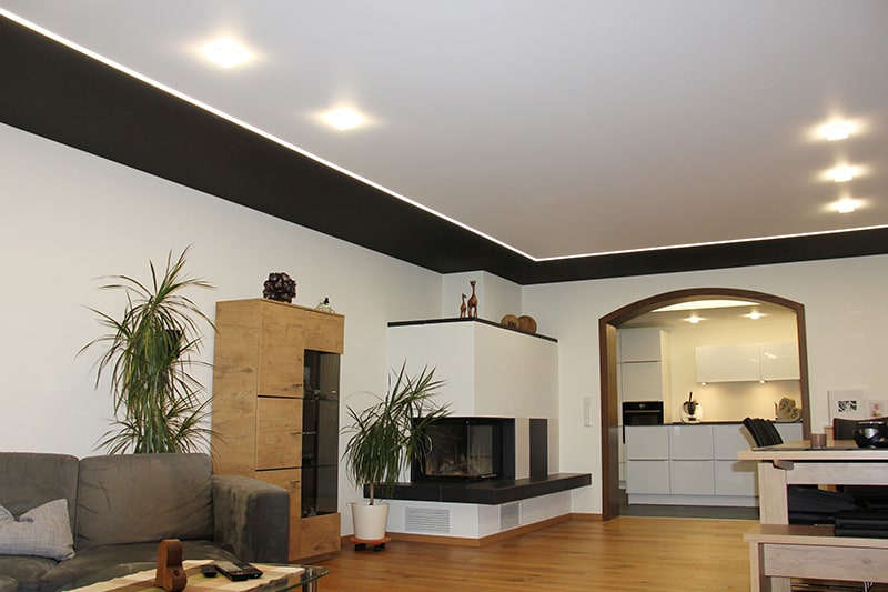 Galerie Spanndecke Wohnzimmer schwarz und weiss matt Gewebespanndecke mit Einbaustrahler als Beleuchtung