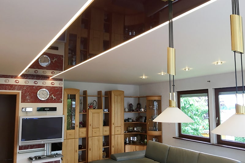 Galerie Spanndecke Wohnzimmer weiss matt und roter hochglanz Streifen getrennt mit Lichtprofil LED-Streifen