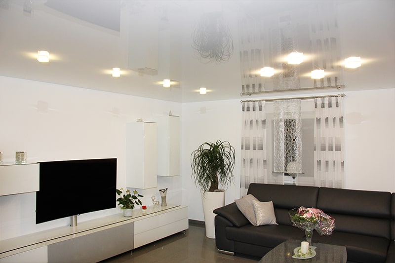 Galerie Spanndecken Wohnzimmer weiss hochglanz Lackspanndecke Einbaustrahler als Beleuchtung