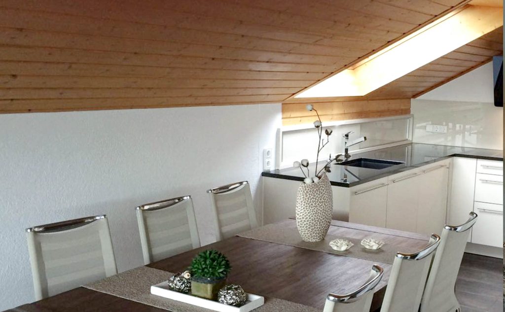 Esszimmer mit Holzdecke